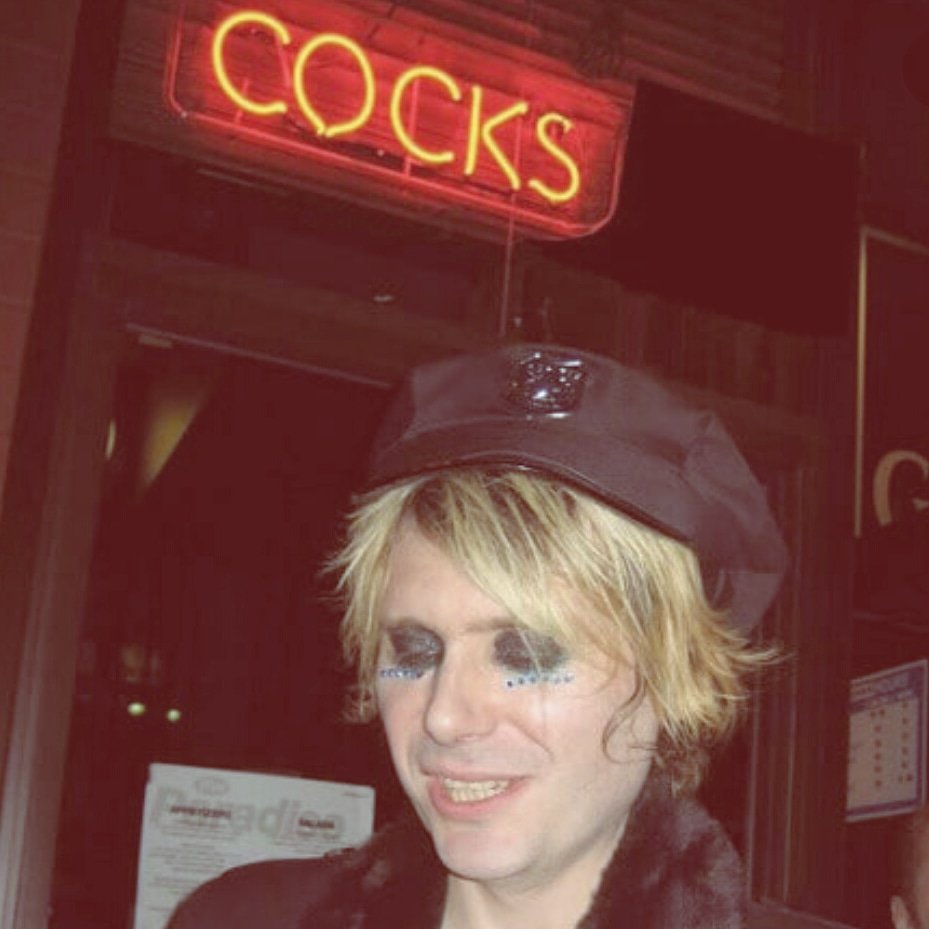My two favourite things

Nicky wire and 

Cute hats

Happy Birthday u sexy old daddy xoxoxoxo 