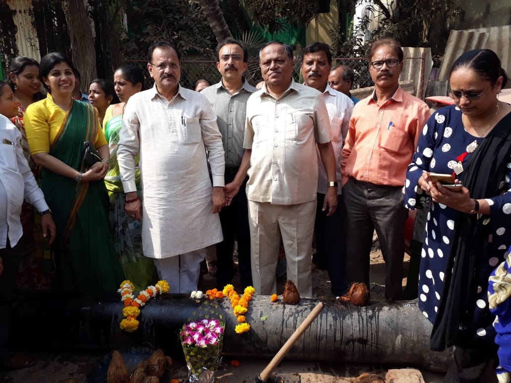 Yogeshsagar09's tweet photo. Solved major water problem of village Malvani by laying 9" water line Tks Pathare family to give permission to lay its from their property Bhushan Vade nd all bjp karykarta with villagers present there @iGopalShetty @BJP4Maharashtra #Charkopassembly https://t.co/SaJFyQHUWz