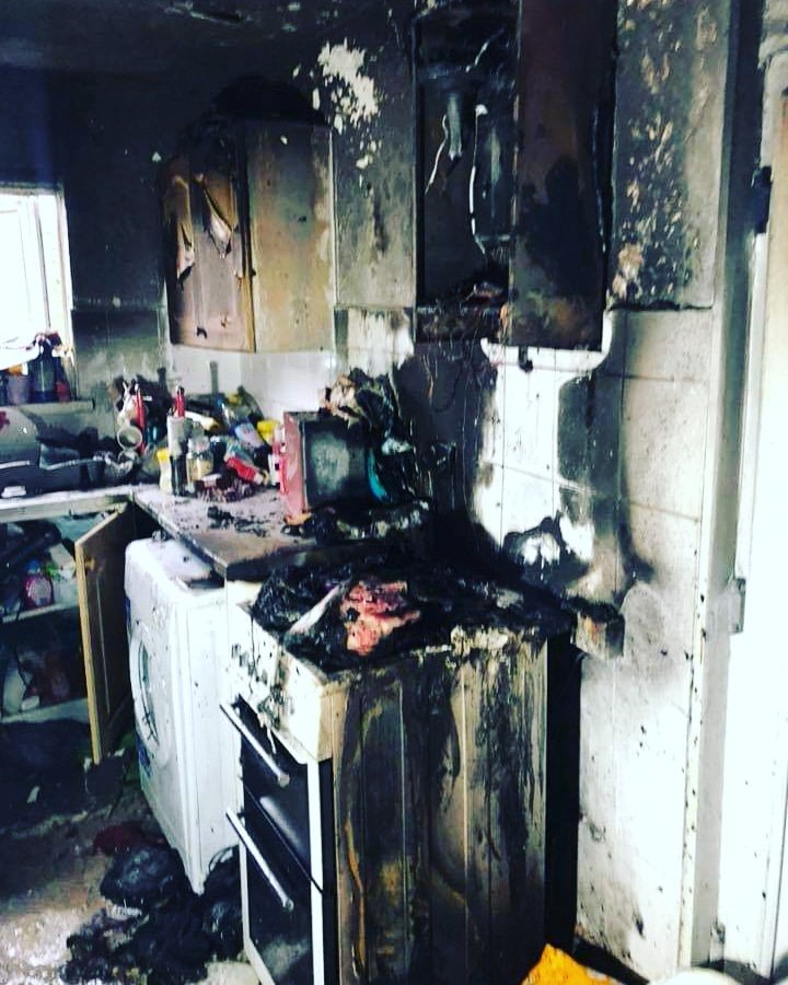 WarksFireRescue's tweet image. Fire crews were called to a 
kitchen fire in Queens Way in Dordon yesterday. Due to the quick actions of our crews, they not only stopped the fire from spreading, but they also rescued Otto, a six month old miniature Daschund puppy! 🐶 
#Kitchenfire #Shutdoors #Smokealarms