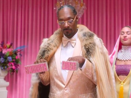 adage's tweet image. Creativity Pick: Snoop Dogg becomes 'Smoooth Dogg' and spreads a lot of peanut butter in latest strange ads from Swedish payments brand Klarna bit.ly/2DmbNDP