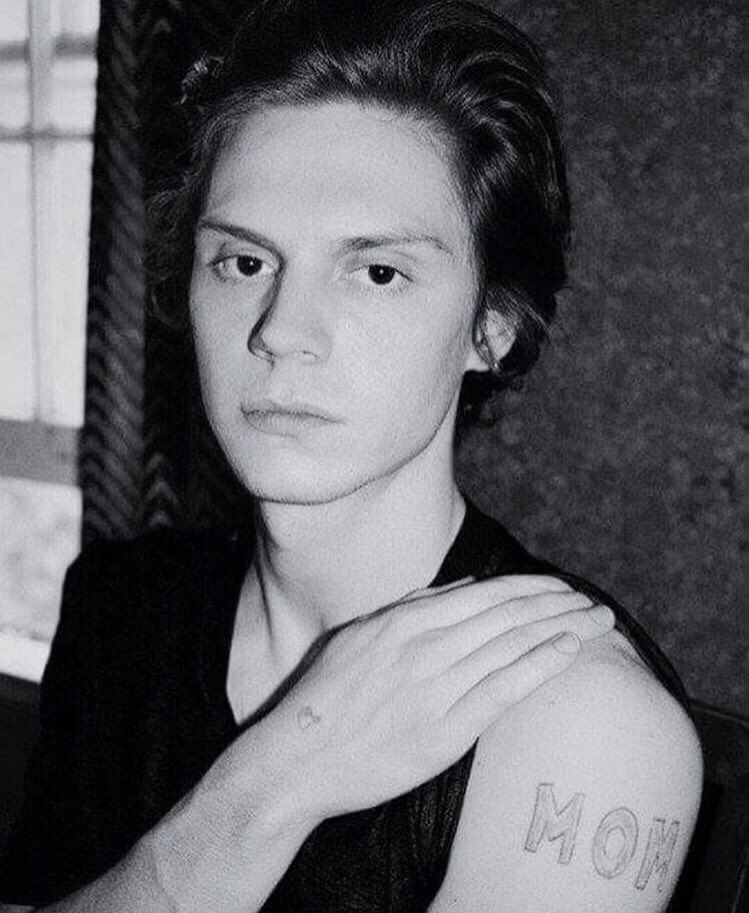 Happy birthday to evan peters ONLY . 32 is so old damn . i love my baby 