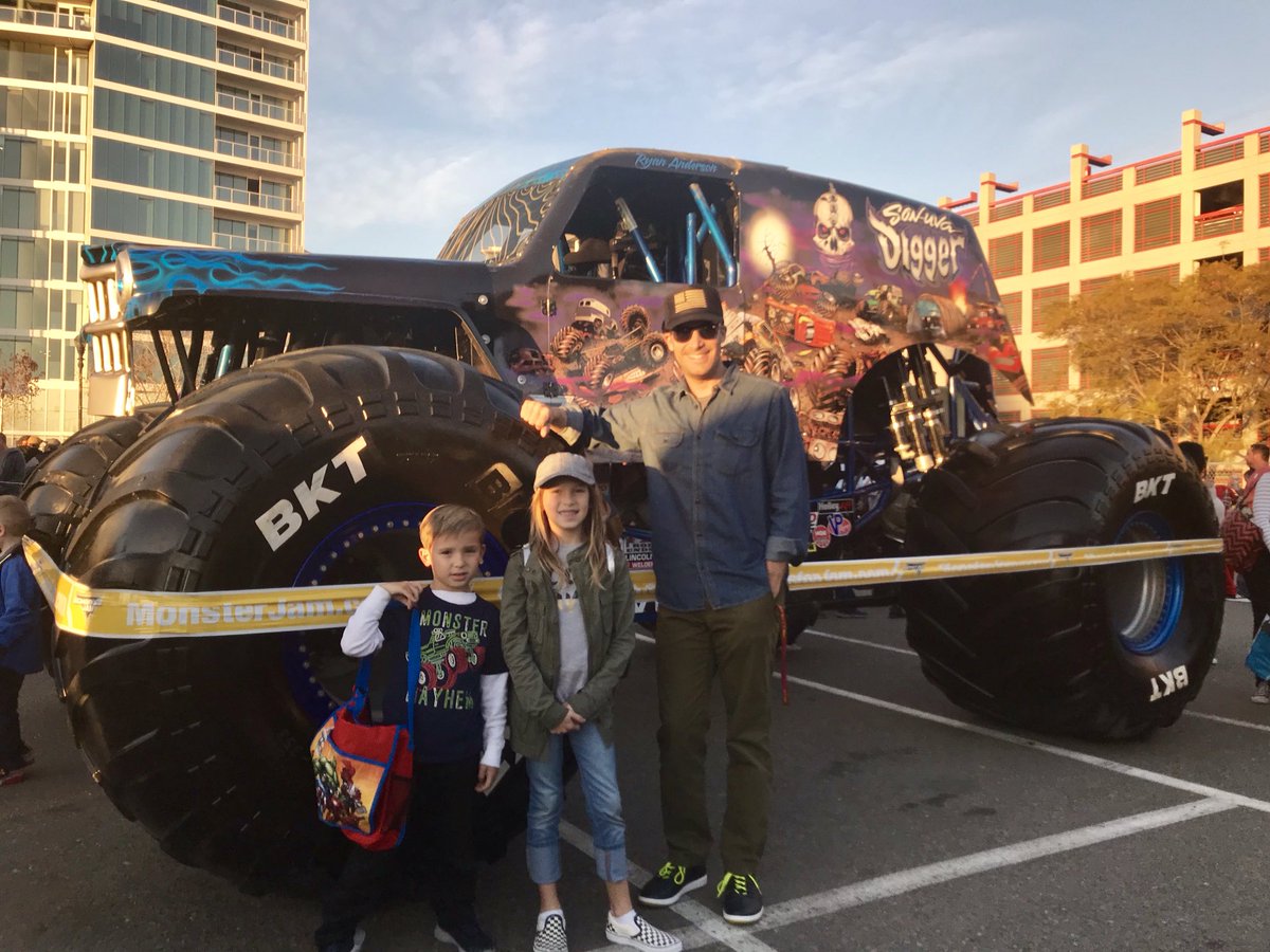 RaoulMartinezTV's tweet image. It’s time! #MonsterJam #pitpass @MonsterJam #sosandiego #sandiego @PetcoPark  @fox5sandiego