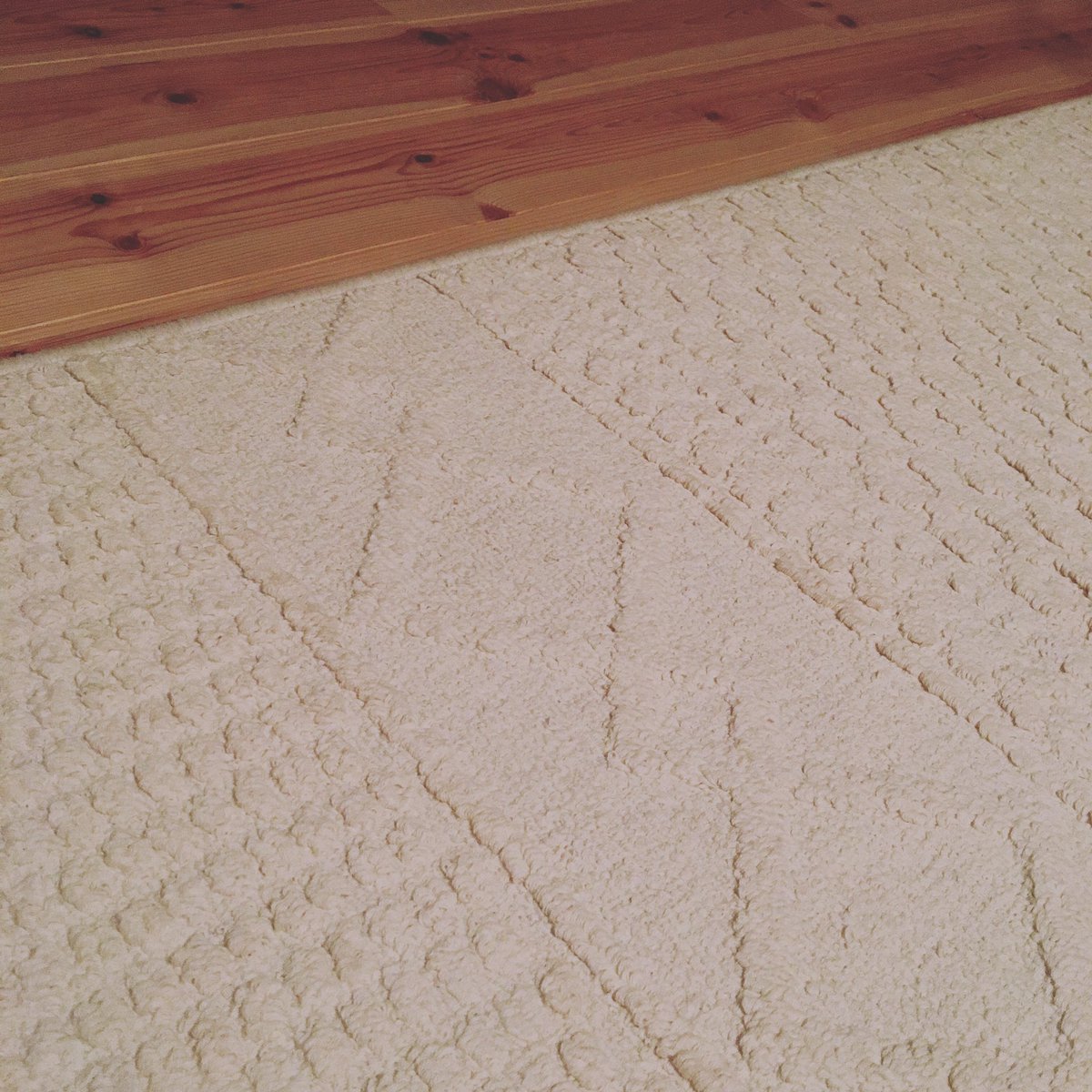 unicoのアランニットラグ。 凹凸のある柄なので、単色のラグだけど