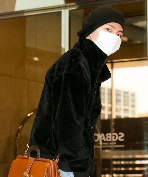 choi_bts2's tweet photo. Today 1/20 @BTS_twt came back in Korea well by their private jet after Singapore LY Tour concert. Photo by k media at Gimpo airport.
Jimin and Taehyung https://t.co/TVwvKbp3m2