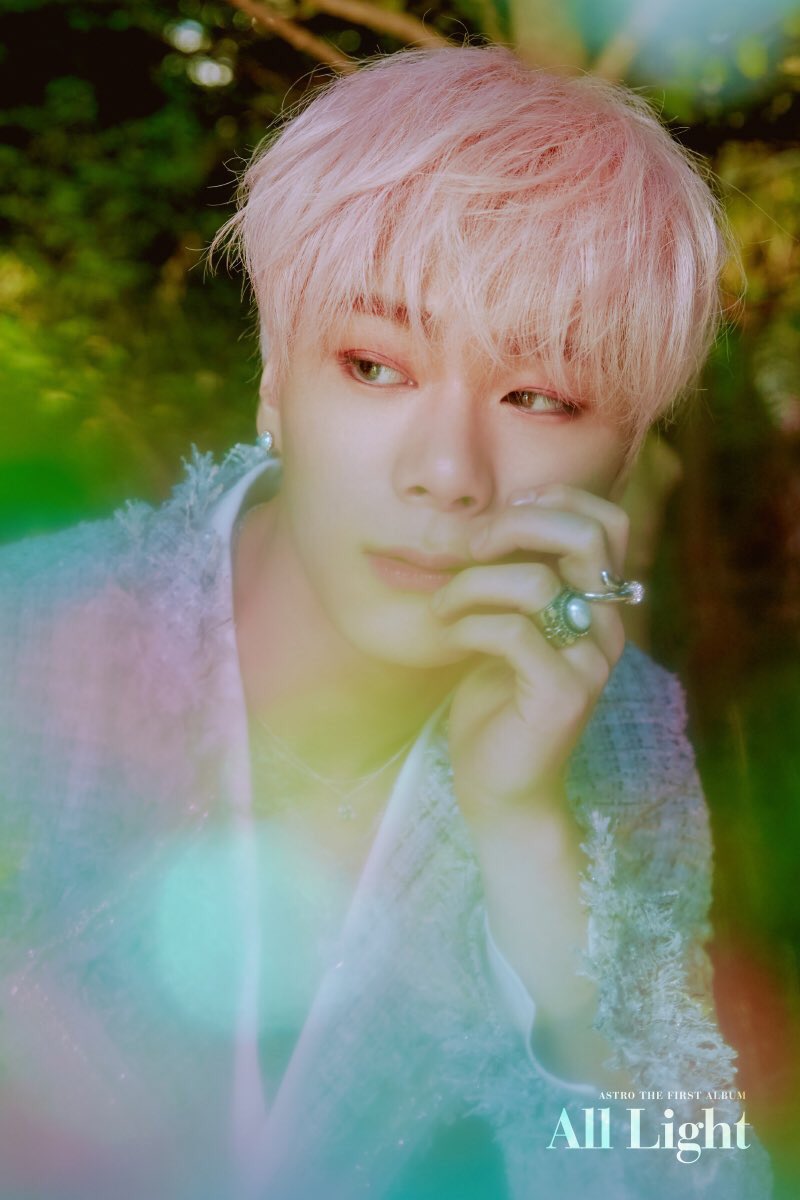 [#아스트로]
It's gonna be 'All Light'

ASTRO 1ST ALBUM [All Light] 
OFFICIAL PHOTO - WHITE Ver. 
2019.01.16 COMING SOON 🌿

#ASTRO #AllLight #MOONBIN #문빈