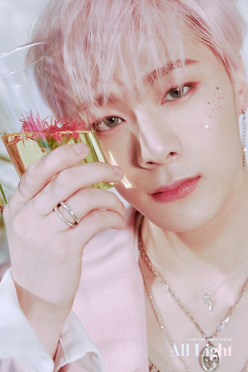 [#아스트로]
It's gonna be 'All Light'

ASTRO 1ST ALBUM [All Light] 
OFFICIAL PHOTO - GREEN Ver. 
2019.01.16 COMING SOON 🌿

#ASTRO #AllLight #MOONBIN #문빈