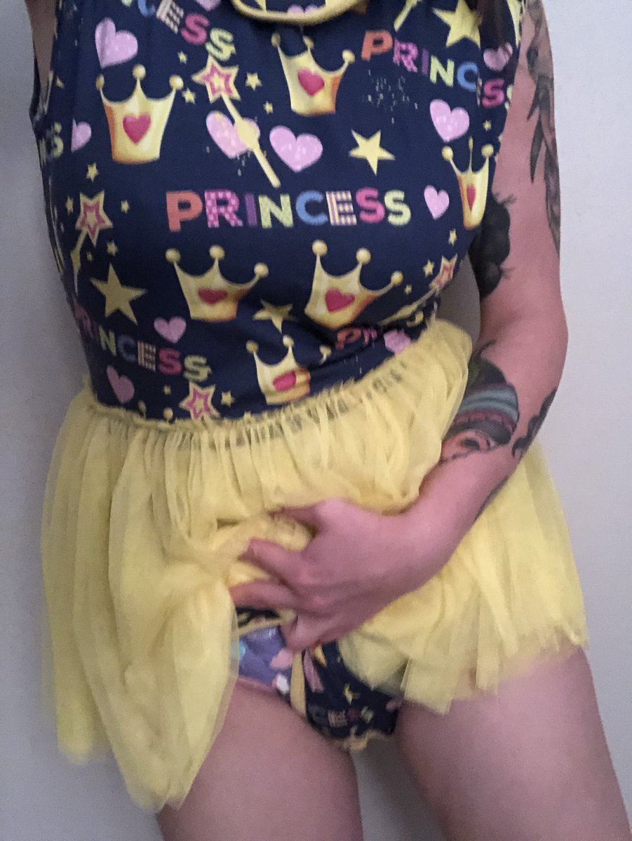 Mommabat13's tweet photo. Just a happy little princes with her new @OnesieDownunder onesie from @DisBabyBat #abdl #diaperlover  #abdlbabygirl https://t.co/CrtoVzpIJx