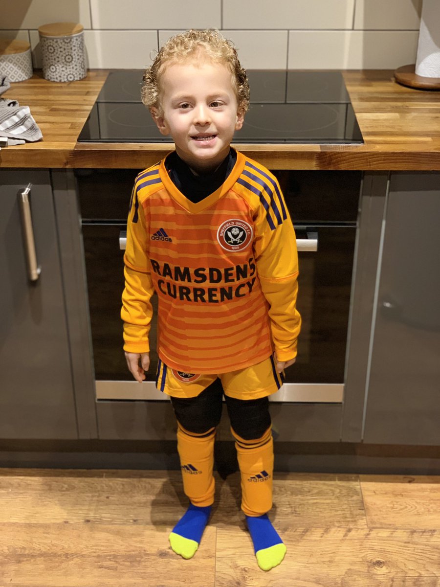 andy1781's tweet photo. @mdsfalconsfc no1 goalkeeper watch out @deanhenderson he’s coming for your job 😂😂😂⚔️⚔️⚔️#twitterblades #sufc https://t.co/qYhqVM1ueM