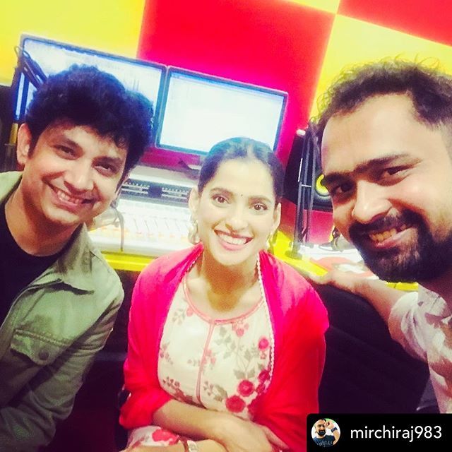 rjsmita's tweet photo. Catch @umesh.kamat @priyabapat speak about their first baby 👶 😜 this evening with @mirchiraj983 5 pm in MT20 Marathi, Maharashtra’s most authentic countdown! #firsttimeproducer #dada #marathiplay #funchat https://t.co/l8C0GVm1Si