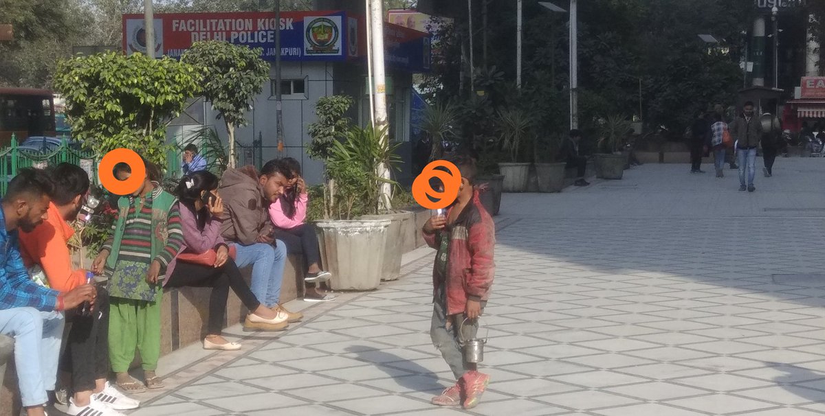 SaveChildInd's tweet photo. Child beggers growing in city, it is due to lack of support to families or family move from 1 to other city frequently.. Such family dont hv shelter & other basic needs, neither any system to track them n reach to help them. Support #SocialHelpGroup stop child abuse @NCPCR_ @ANI https://t.co/gKASS005MA