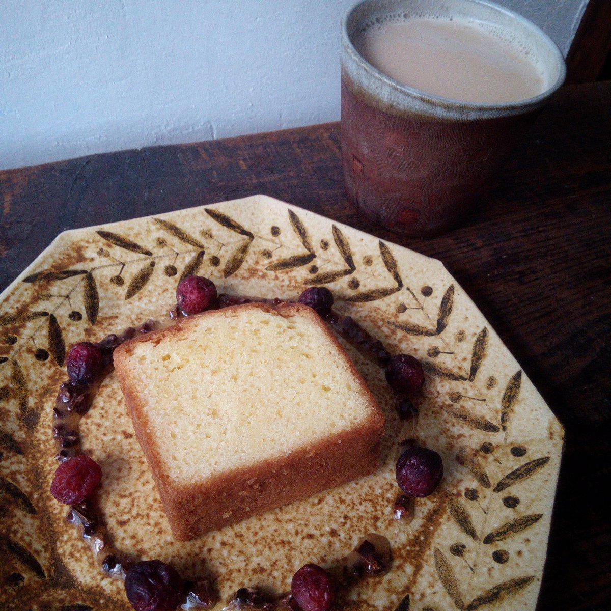 potter_y's tweet photo. 今日のおやつはpaulのパウンドケーキ。
ラジオで森高千里さんがカカオニブを蜂蜜に漬けて食べてるって言ってたのを真似してみた。
#パウンドケーキ #paul #八角皿 #ケーキ皿 #陶芸 #陶器 #うつわ好き #ceramics #octagonalplate https://t.co/gMwUrpVDpA
