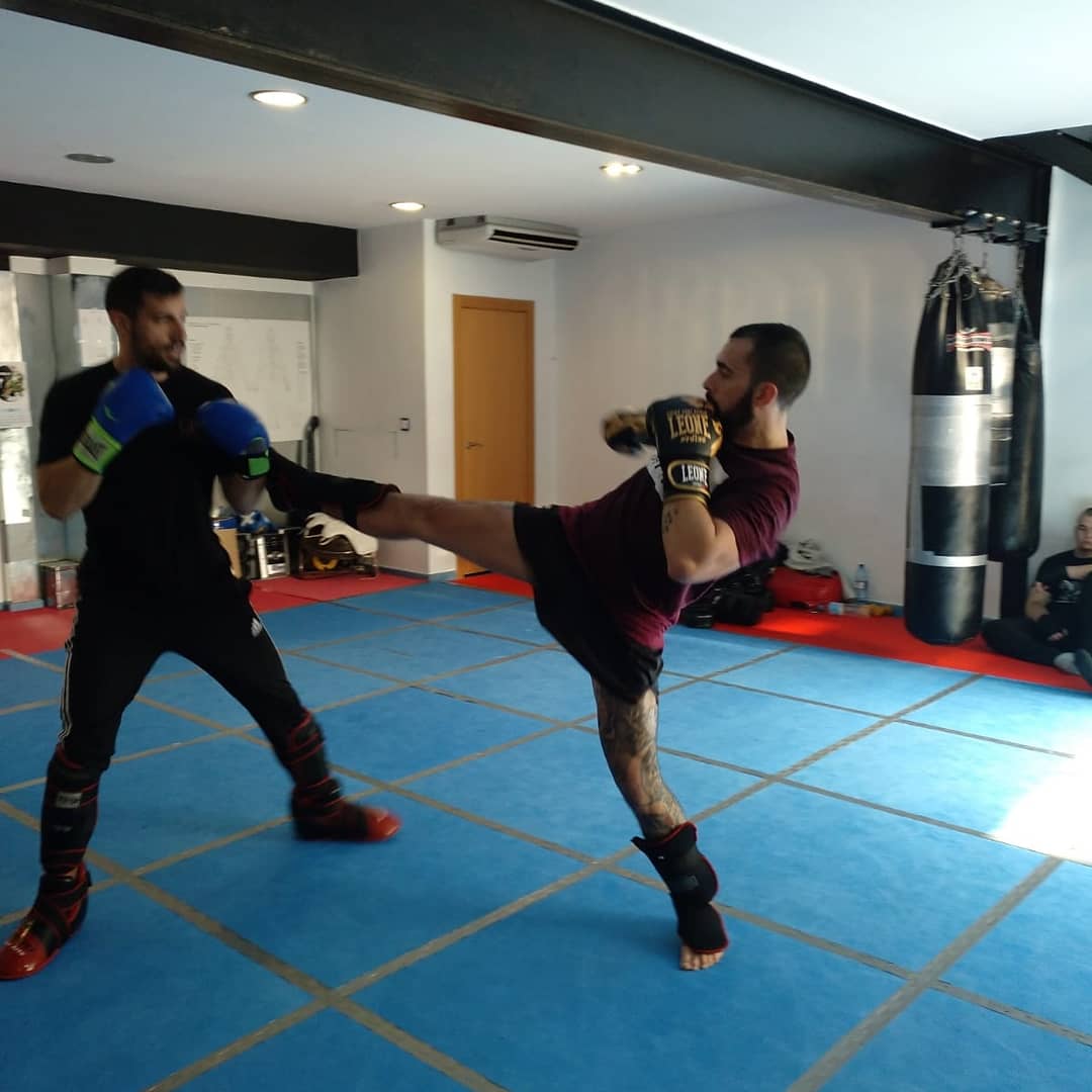 _LoNuestro_'s tweet photo. 🥊 Buen entrenamiento está mañana en el seminario de artes marciales impartido por el campeón, Miguel Martínez (El Tigre). 🐯

💪🏻 Las artes marciales, el boxeo y los deportes de contacto, disciplinan nuestro cuerpo y forjan nuestra personalidad en valores. 

#LoNuestroMurcia https://t.co/0nh3TgjWBY