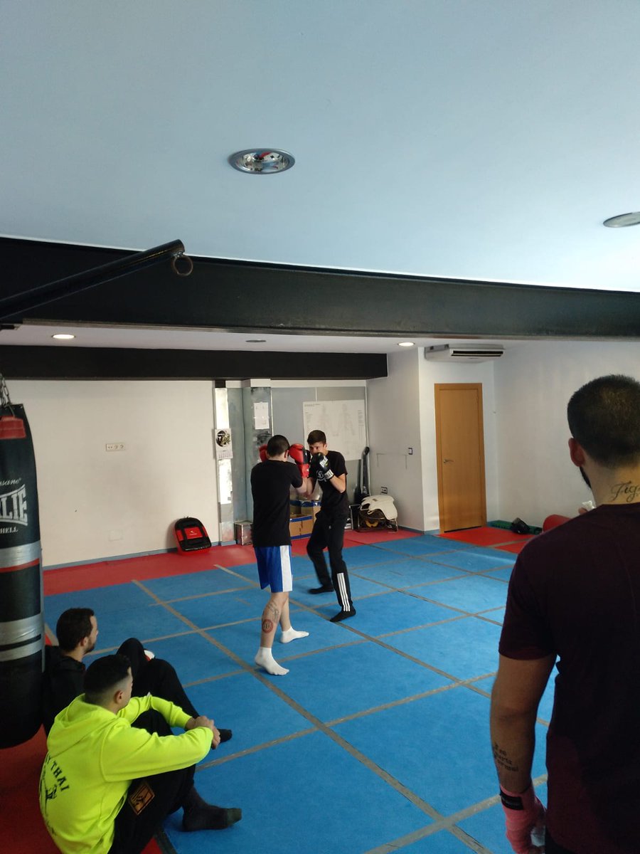 _LoNuestro_'s tweet photo. 🥊 Buen entrenamiento está mañana en el seminario de artes marciales impartido por el campeón, Miguel Martínez (El Tigre). 🐯

💪🏻 Las artes marciales, el boxeo y los deportes de contacto, disciplinan nuestro cuerpo y forjan nuestra personalidad en valores. 

#LoNuestroMurcia https://t.co/0nh3TgjWBY