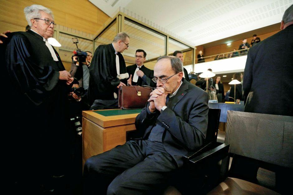 Monseigneur Barbarin face au tribunal des hommes https://www.parismatch.com/Actu/Societe/Monseigneur-Barbarin-face-au-tribunal-des-hommes-1600469#utm_term=Autofeed&utm_medium=Social&xtor=CS2-14&utm_source=Twitter&Echobox=1547968710 …