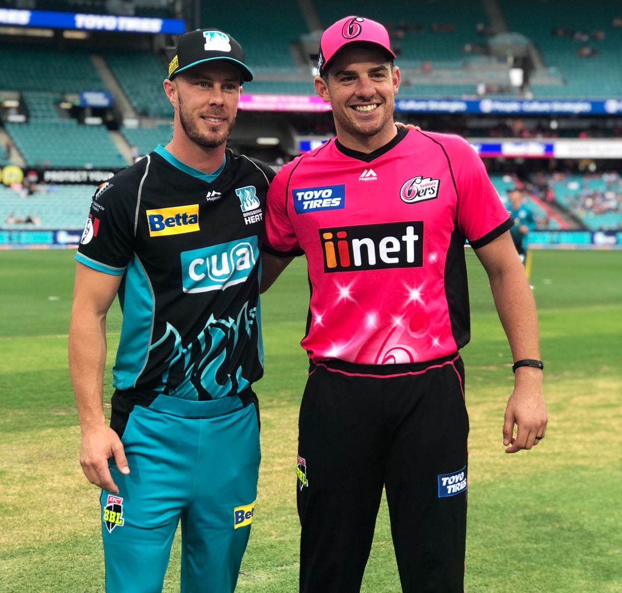 X 上的KFC Big Bash League：「We can't choose 😍 Who has the best looking  jersey in First Nations Round? #BBL11  / X
