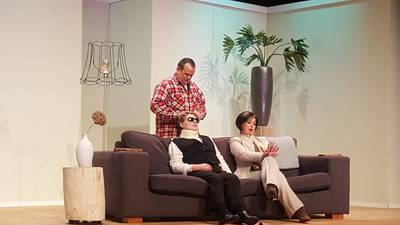 Toneelgroep ONA boekt succes met politiek drama in Drunen dlvr.it/Qx4SXd