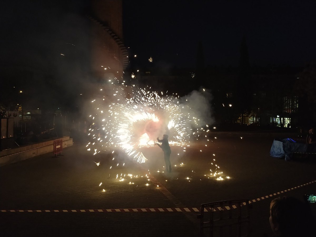 ManelRodriguez's tweet photo. Actuació dels Diables de la Maurina a la plaça de l'Assamblea #Terrassa #Maurina #pladebarris #diablesmaurina https://t.co/VK3d0LrUbp