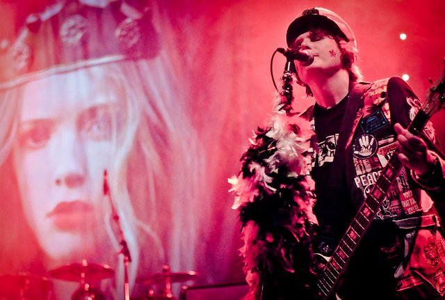 Happy 50th birthday to the poet, the style icon, the giant from the valleys Nicky Wire!   