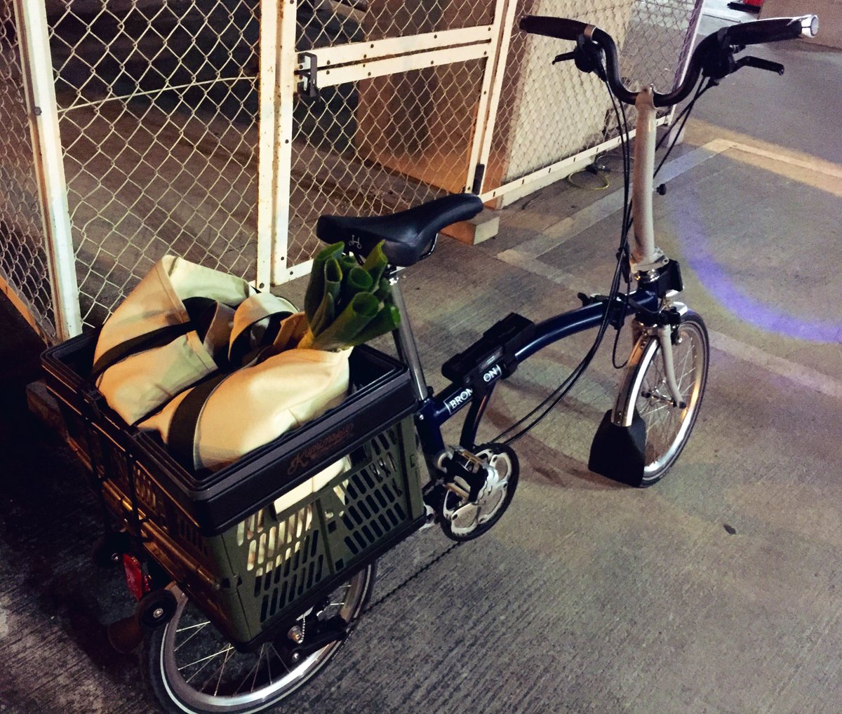 千種うめ On Twitter 最近もっぱら愛車のブロンプトンがお買い物スタイル キャリアに乗っけてるのカインズホームの折りたたみコンテナなんだけどとてもシンデレラフィット