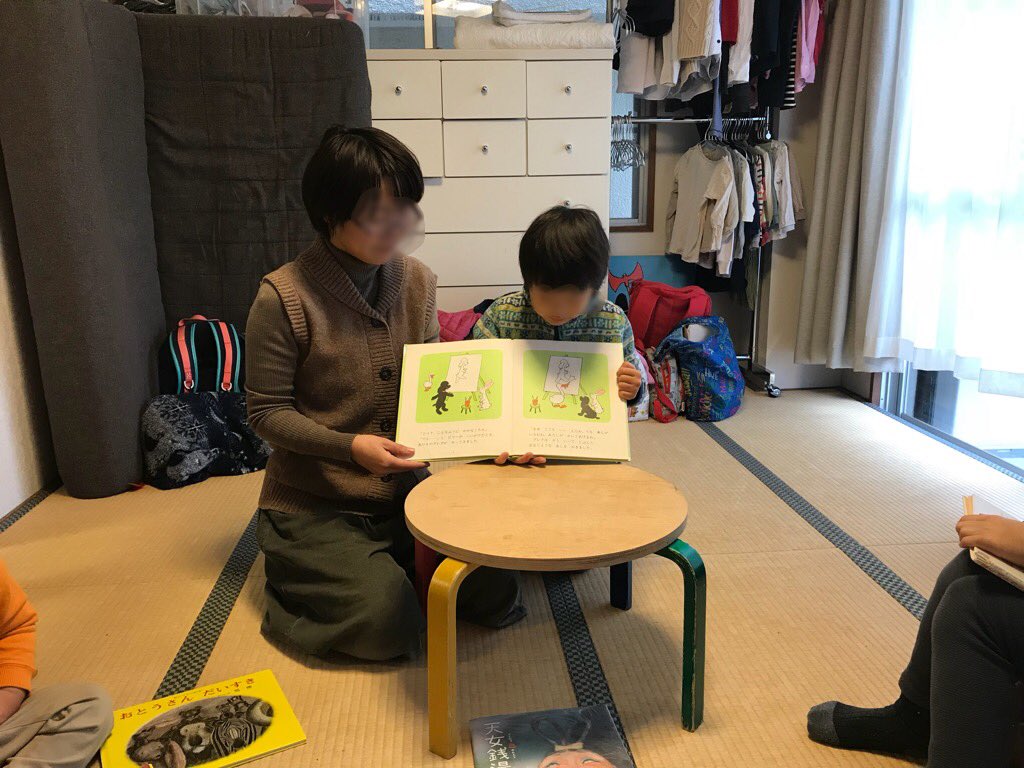 kobe_kaiundo's tweet photo. 海運堂、今日午前は「自分たちで！おはなし会」でした。初めての方もいらしてくださり、４組ご参加いただきました。最初「僕が読む！」と５歳の子か持参した絵本をたどたどしく、でも最後まで読み切りました。他未就学児５名いたのに、みんな終始集中して聴いていたのにもびっくりしました。 https://t.co/CSxnbpfOI2