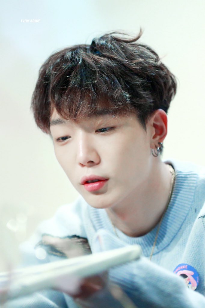 everybobby1221's tweet photo. 190119 상암팬사인회
오빠 날개 어디다가 뒀어,,,, 집에 놔두고 왔지? 오빠 진짜 천사아냐,,,?
나란사람 복받은 사람 한빈이가 찍어준 지원이라니 😭😭
Photo by 한빈📸
#BOBBY #바비 #バビ #iKON #아이콘 https://t.co/1aKq0SQAC7