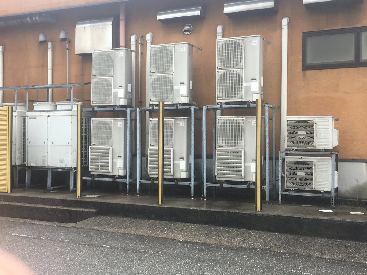 室外機 日立の業務用の室外機達。上吹きタイプはダイキンOEM。