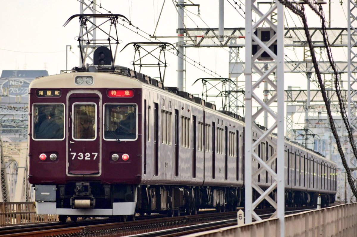 SNOOPY1T0K4's tweet photo. 記録程度に、7327f(特急運用)・5321f(1/19ダイヤ改正HM)
#阪急 #淀川 #7327f #5321f https://t.co/KMVyvWjbtw