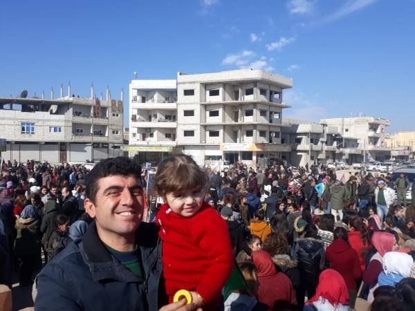 KOBANE CONDAMNE L'INVASION D'AFRIN
Des milliers d'habitants de Kobanê se sont rassemblés autour de la statue de la femme libre pour condamner l'invasion turque d'Afrîn dont les attaques ont commencé il y a un an jour pour jour.
#stopturkeydefendrojava #Kurdes #SYRIE