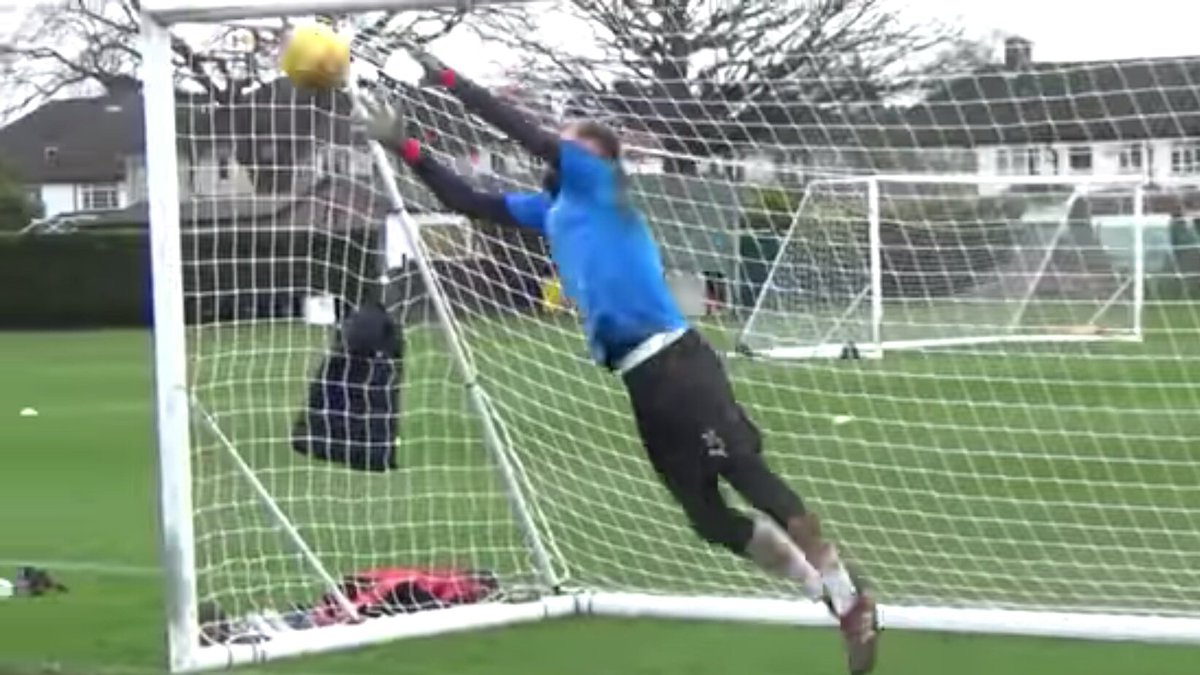 Dons_Sayer_WDON's tweet image. Keep putting in the hard yards @AaronRamsdale98. All the clangin' and bangin' will equal clean sheets for sure. #Khan #Bayzo #WeAreWimbledon