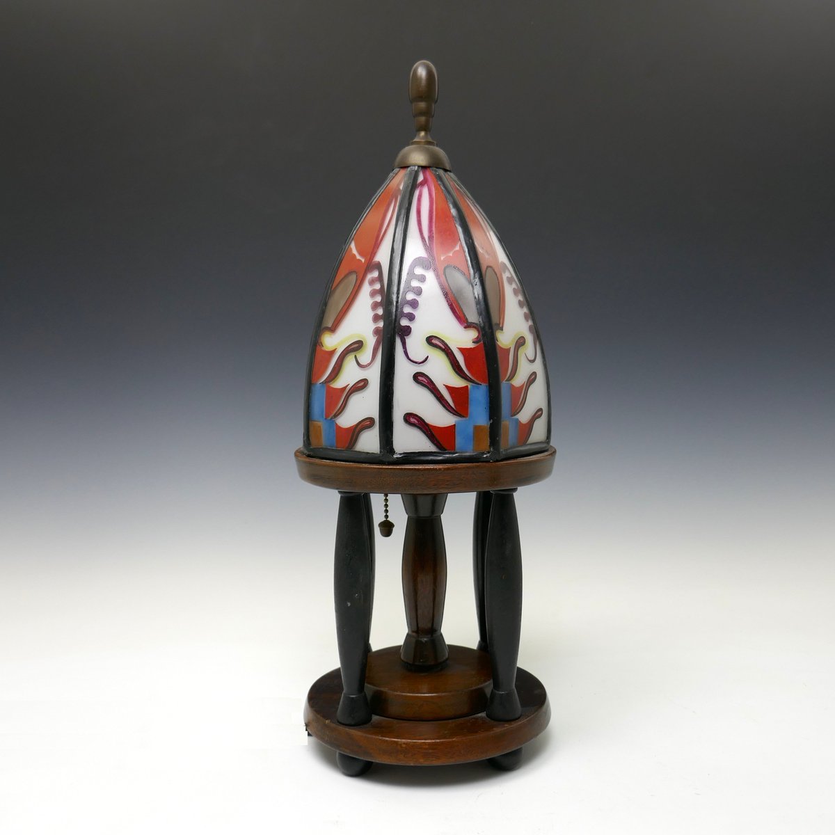 KunstWeekend's tweet image. Marco Lagerweij is gespecialiseerd in Art Nouveau en Art Deco. Tijdens het Kunst &amp;amp; Antiek weekend toont hij zijn mooiste objecten. Waaronder deze gebrandschilderde amsterdamse schoo tafellamp gemaakt door de Nieuwe Honsel uit Den Haag #artdeco #artnouveau