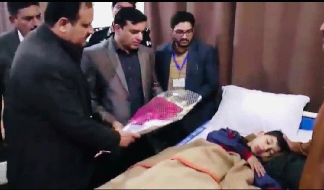 ذرا سوچئے! اگر کسی کی آنکھوں کے سامنے اسکے ماں باپ اور بہن کو قتل کر دیا جائے تو آپ اسکے ساتھ جا کر تعزیت کریں گے اسے دلاسہ دیں گے لیکن کیا آپ اس کے لئے پھول بھی لیکر جائیں گے؟ جب پتہ ہے کہ یہ مظلوم بچہ سو رہا ہے تو پھولوں کے ساتھ تصویر کھنچوانے کی کیا ضرورت تھی؟