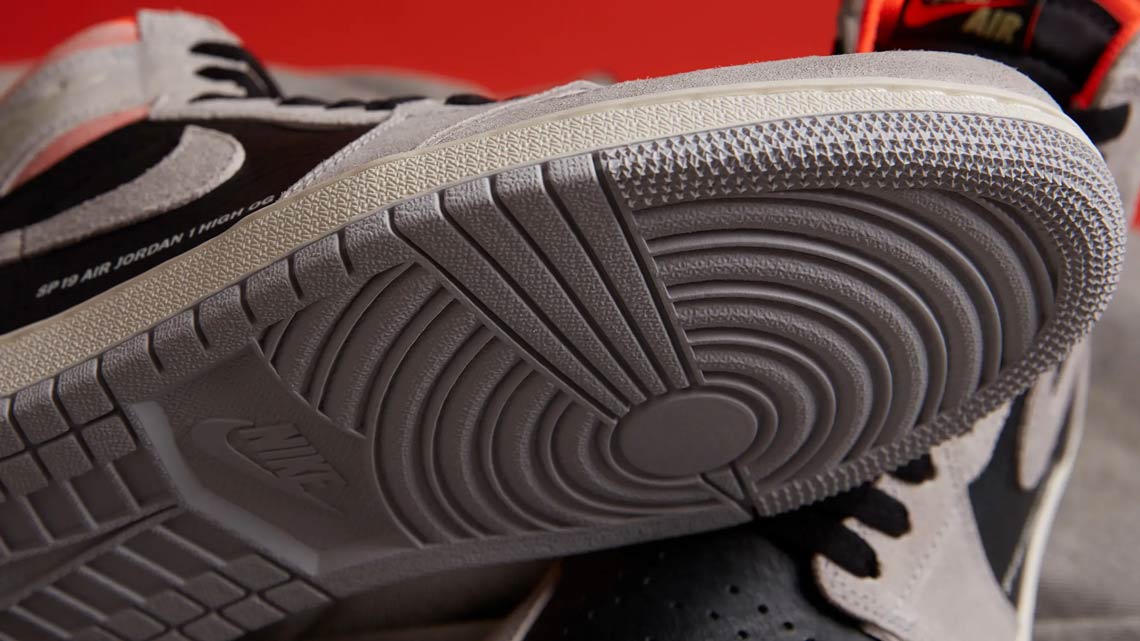 Air Jordan 1 Retro High OG “Neutral Grey”
Release Date: January 24, 2019
$160
Color: Neutral Grey/Black/Hyper Crimson
Style Code: 555088-018
&gt;&gt; bit.ly/yeezyfan