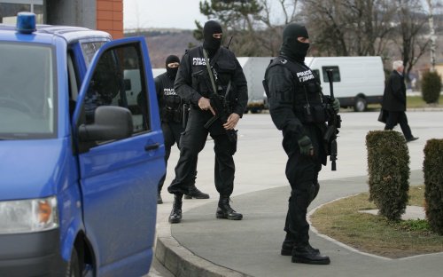 Le Parquet bulgare a arrêté 43 personnes vendredi, dont 5 Syriens accusés de faire partie d'un réseau de financement d'activités terroristes au Moyen-Orient. Retrouvez notre dossier sur les #Balkans et les guerres en #Syrie et en Irak https://www.courrierdesbalkans.fr/+-Balkans-Syrie-+ …