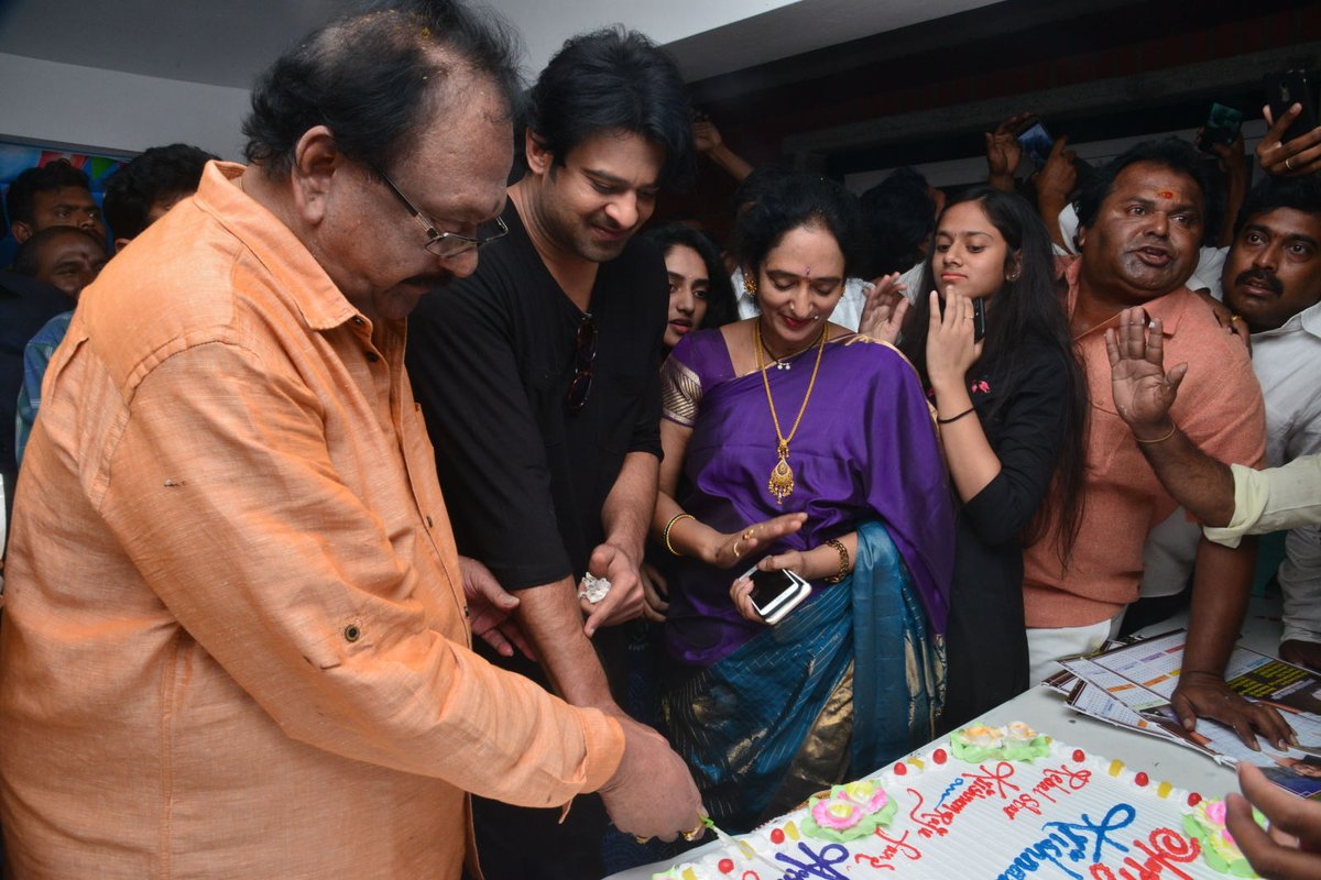 TrendsPrabhas's tweet image. Prabhas at @UVKrishnamRaju Birthday Celebrations 
#HBDKrishnamRaju