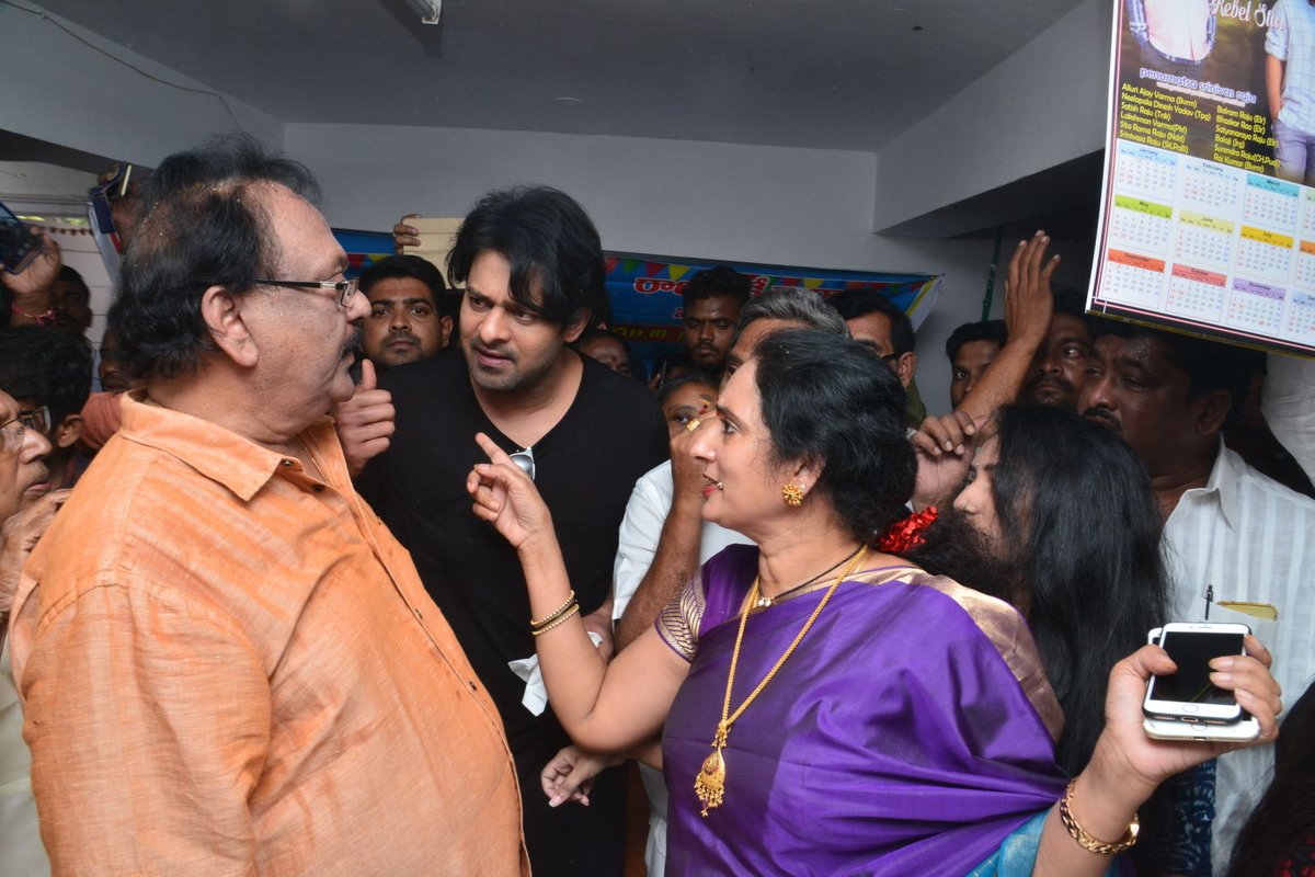 TrendsPrabhas's tweet image. Prabhas at @UVKrishnamRaju Birthday Celebrations 
#HBDKrishnamRaju