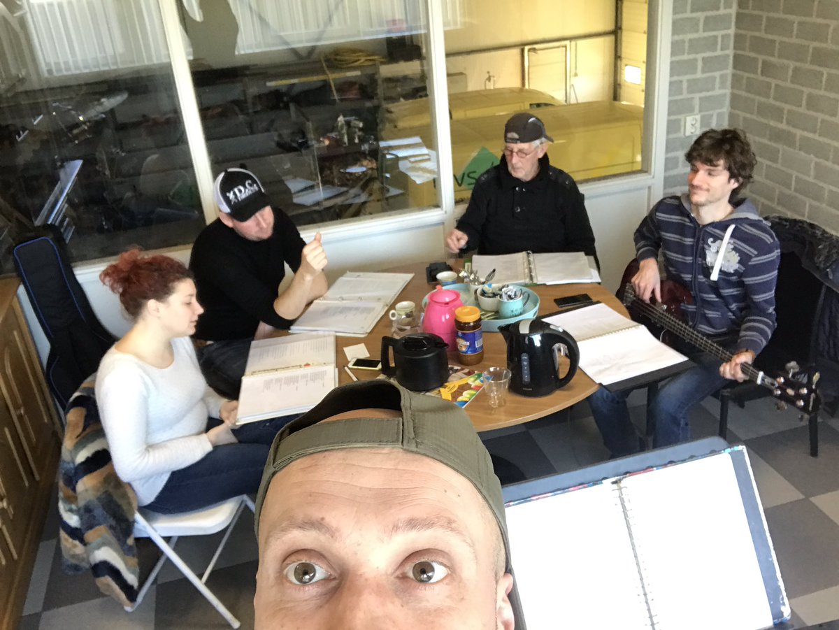 Flodderbone's tweet photo. Repetitie! Net terug uit Koeweit. Wat was het wermmmmm, pfff pffff!! https://t.co/F3fpXzEBoj