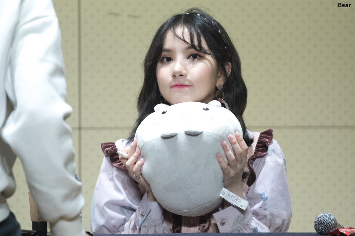 BEAR_0819's tweet photo. 190119 동작 팬싸

정.은.비.귀.엽.다.

#여자친구 #GFRIEND #은하 #ウナ #EUNHA https://t.co/eM9HDcPU50
