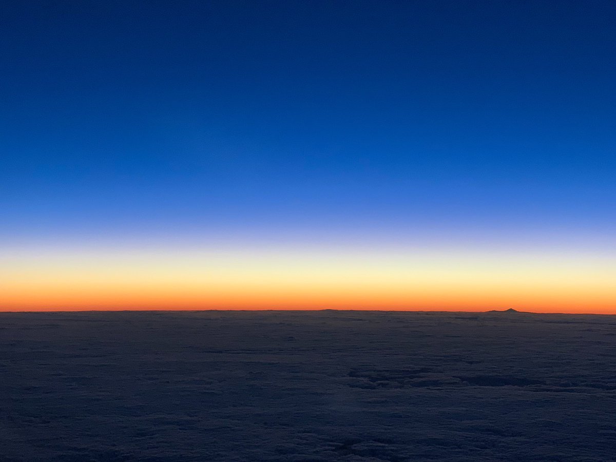 quattro757's tweet image. La puesta de sol del 29 Norte, con el Teide saludando tímidamente. Los atardeceres de invierno son lo mejor... #sunset #atardecer #pilotviews