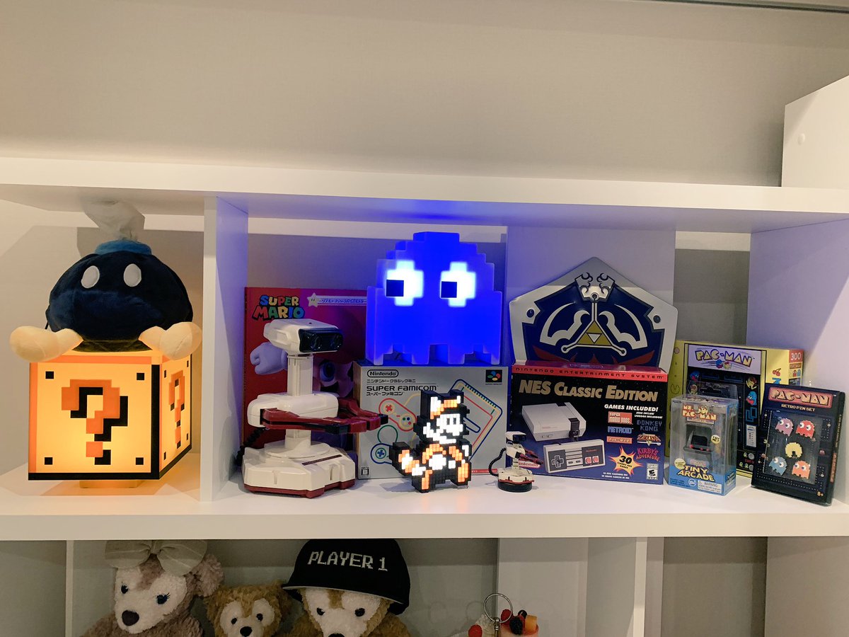 Gsg 倉持由香 בטוויטר リビングの棚はゲームグッズを飾る棚にしたよ 新しくゲットしたボムへいのペーパーホルダーとかライト類も飾ってみた きゃわわわわ