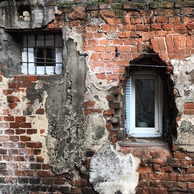 NorbertJot's tweet photo. #polska #poland #wroclaw #wroclawsrodmiescie #filthyfacades #rsa_windows #cityfilth #brick #brickwall #brickwalls #brickshiding https://t.co/TmApVOnhuI https://t.co/hlwJ2OX4AN