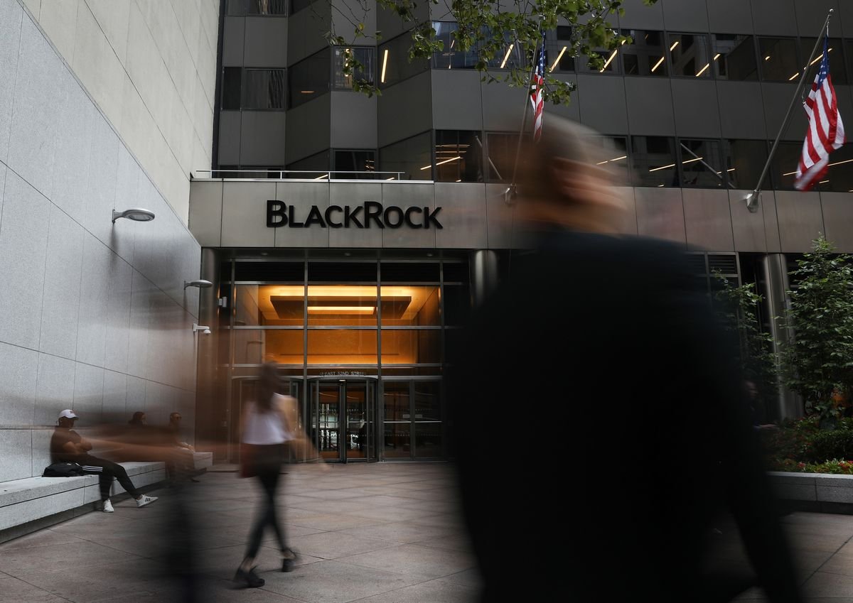 Oops! Le plus grand gestionnaire d'actifs de la planète, BlackRock, a diffusé « par inadvertance » sur son site web des informations confidentielles relatives aux achats de milliers de conseillers financiers https://www.bloomberg.com/news/articles/2019-01-19/blackrock-exposes-data-on-thousands-of-advisers-on-ishares-site … #sécurité #data #privacy #ETF