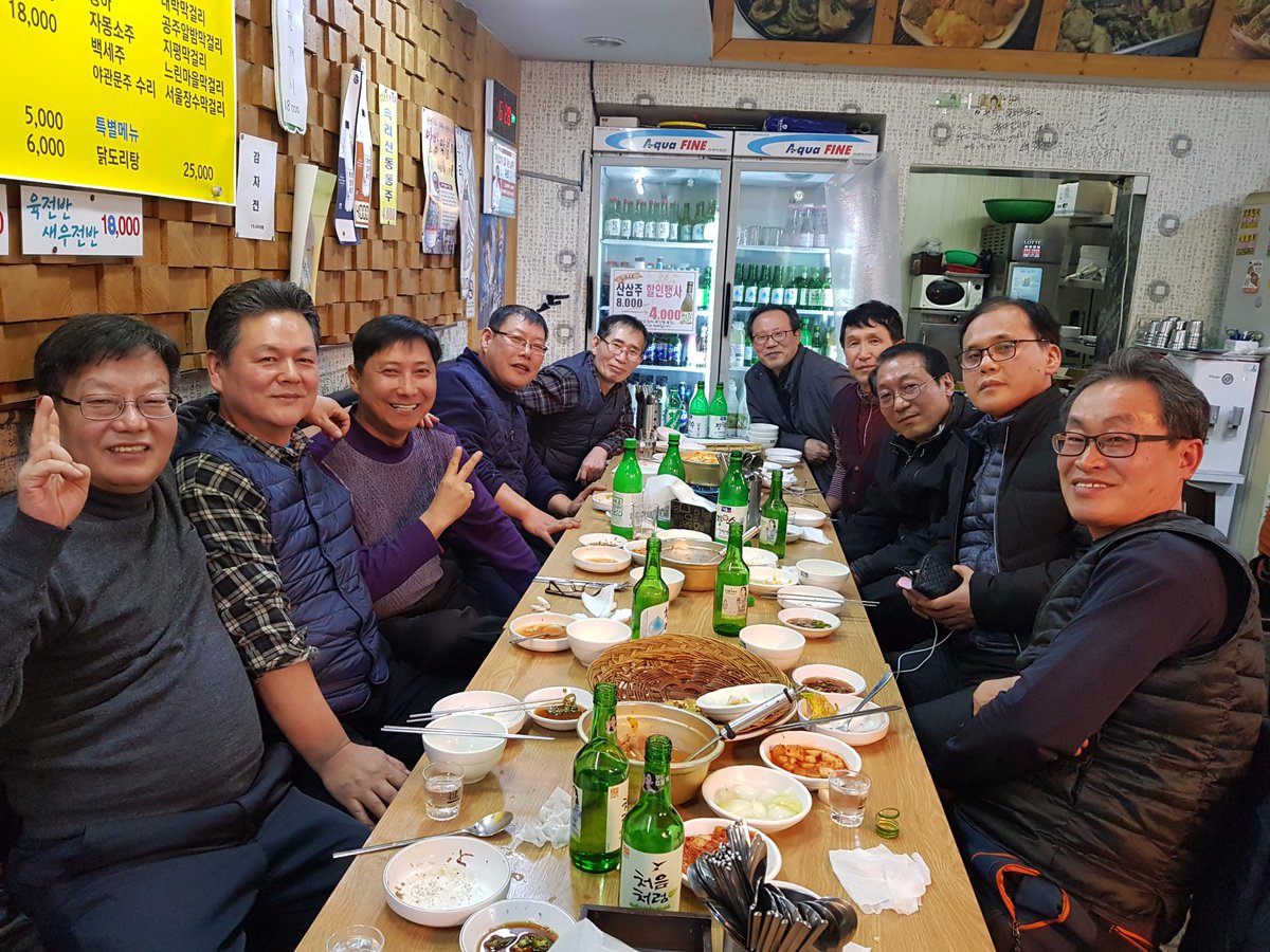 2019.01.20,일

 고등학교 친구들 "하나로회"모임
어느덧 이렇게 늙어 갑니다.

 10대 시절 까만 교복을 입고 교정을 누비던
때가  엊그제 같은데,

 오랜만에 사당동 뒷 골목 전집에서
막걸리와 소주 한잔에 그리움을 담아냅니다.

 기념으로 옆 자리에 계신 분이 한 컷!