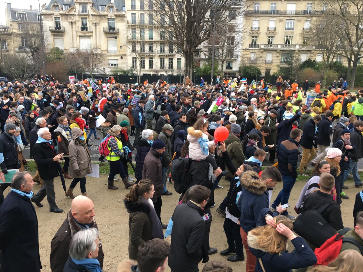 tangodeo's tweet photo. L’avenue Foch noire de monde pour défendre la vie !#MPLV2019 #MarchePourLaVie https://t.co/saykdwTjIJ
