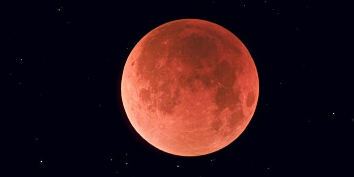 opinioncaribe's tweet photo. #GeneralOC Prográmese este domingo para ver el eclipse de luna roja 🌕 ➡️ https://t.co/1uFegI0UyW https://t.co/9tPBjC0LRg