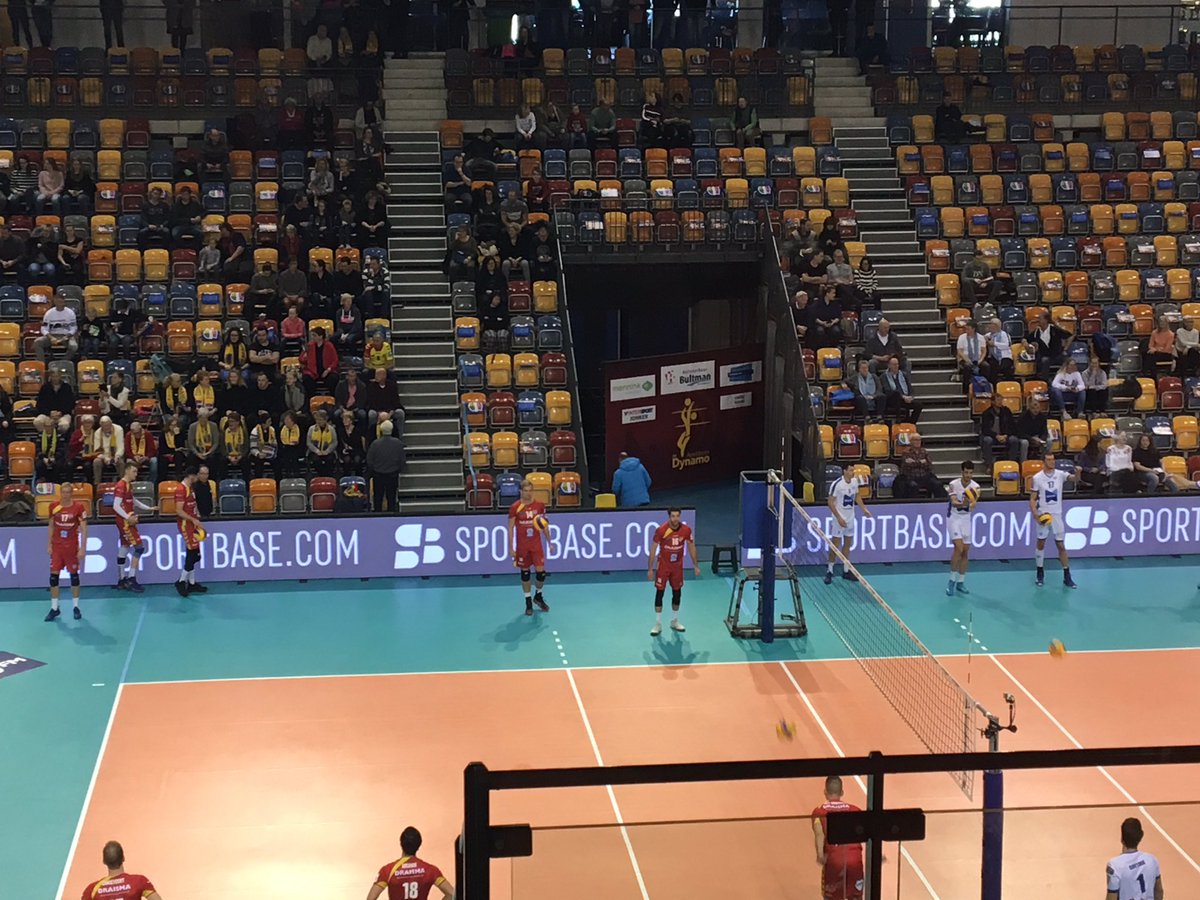reintjanauwema's tweet photo. 'Onze' LED Boarding vandaag in t (prachtige!) @Omnisport. Mooie samenwerking @LycurgusVolley, @Dynamovolleybal en @2joinnl. #kansenbenutten https://t.co/gRZOGWYT7l
