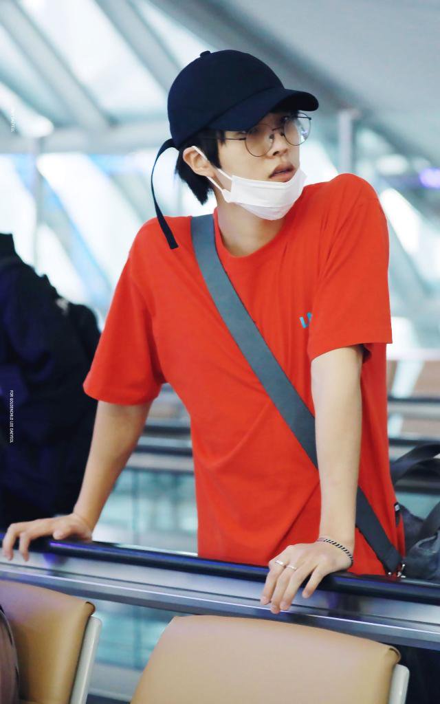 kimjibeomnawa's tweet photo. these daeyeol in specs pics screams perfection https://t.co/1ohfVCPqL8