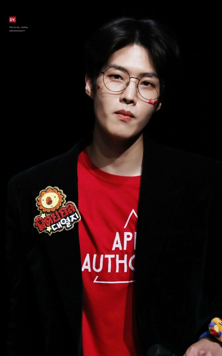 kimjibeomnawa's tweet photo. these daeyeol in specs pics screams perfection https://t.co/1ohfVCPqL8