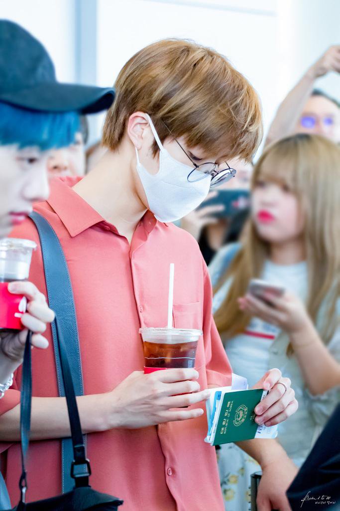 kimjibeomnawa's tweet photo. these daeyeol in specs pics screams perfection https://t.co/1ohfVCPqL8