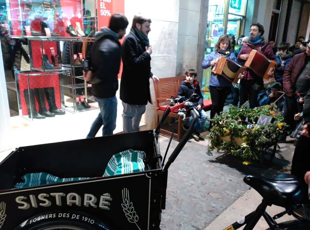 GlosaalCamp's tweet photo. Cercavila de capta glosada per #SantSebastià a #Reus amb els Glosadors del Camp i qui pugui
#glosa #improvisat #barbuts #SantAntoni2019 https://t.co/eyPUbqykNQ