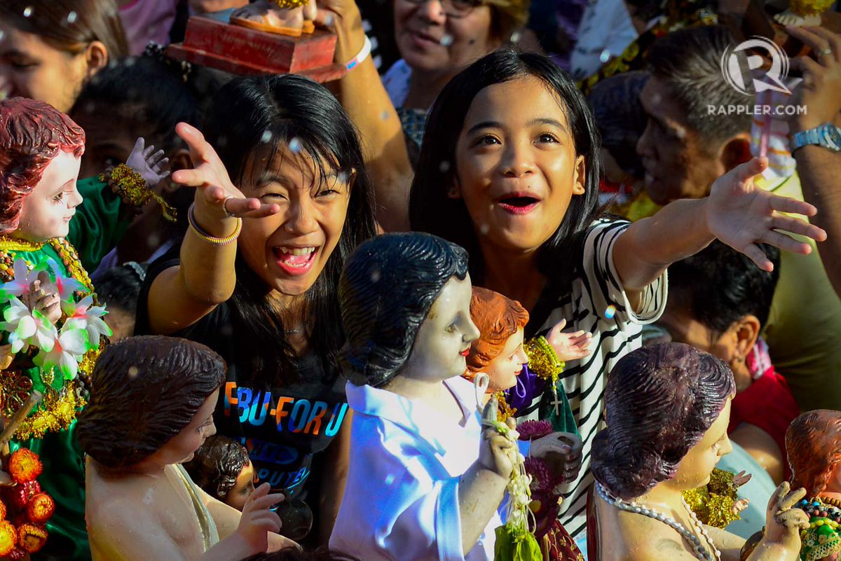 rapplerdotcom's tweet photo. Devotees raise image of the Santo Niño as they get blessed with holy water during the annual feast of the Child Jesus in Tondo, Manila, on Sunday, January 20. Photos by Maria Tan/Rappler #rstream https://t.co/XcAlZmNWcF